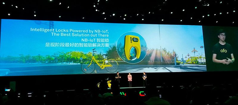 Abbildung 13: Xue Ding, Mitgründer des Fahrradverleihs ofo mit Mitarbeitern von  China Telecom und Huawei, die mit ihrer NB-IoT-Technik erst den Erfolg von ofo möglich machen. (Kriemhilde Klippstäter)