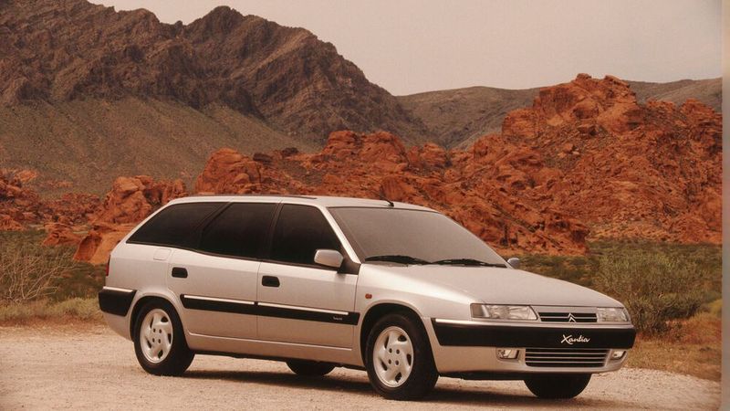 Ab Spätsommer 1995 ergänzte die Kombiversion Break die Palette des 1993 vorgestellten Modell Xantia von Citroën, das den Citroën BX ersetzte. Das Fahrwerk wurde wie schon bei der legendären DS mit einer hydropneumatischen Federung versehen. Topmodell war der Xantia Activa. Sein Hydractive-II-Fahrwerk verfügt über eine sogenannte aktive Fahrwerksstabilisierung gegen Wanken, die der erste serienmäßig angebotene aktive Querstabilisator im Automobilbau war. In einem standardisierten Ausweichtest des schwedischen Fachmagazins Teknikens Värld, dem Elchtest, hat 1999 der Xantia Activa des beste Ergebnis erreicht. Noch 2019 hielt er den ersten Platz auf der Rangliste aller Elchtests der vergangenen Jahre, vor einem Porsche 996/997 und einem Audi R8. (Bild: Citroen Stellantis)