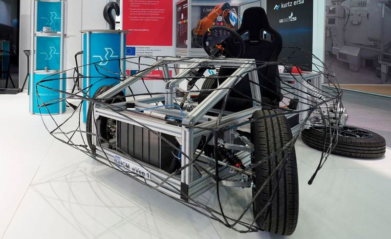 Neue Ergebnisse aus der AM-Forschung zum Anfassen präsentierte auch der Innovations-Campus Mobilität der Zukunft (ICM): Die Forschenden der Universität Stuttgart und des Karlsruher Instituts für Technologie haben mit dem Versuchsträger „eVee“ ein Modell eines Einsitzers für kleine, effiziente Stadtfahrzeuge vorgestellt. Es dient zur Erprobung neuartiger Technologien wie Leichtbau-Chassis oder neuartiger Antriebskomponenten. (Bild: Leichtbau BW)