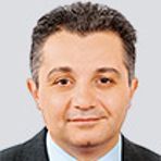 Titel, Name: Yüksel Karaaslan Geburtsjahr, -ort: 1968 in Malatya (Türkei) Funktion: Mitglied des Aufsichtsrats  Firma: Bayer AG  Ausbildung: 1985-1988: Ausbildung zum Chemikanten bei der Schering AG 1988-1991: Ausbildung zum Chemielaboranten bei der Schering AG 1998: Abschluss zum Industriemeister Chemie 2007: IHK-Abschluss zum Veränderungsmanager 2011: bSb-Abschluss zum geprüften Personalreferenten  Berufliche Laufbahn: Seit 1985: Mitglied der IG Chemie-Papier-Keramik 1991-2002: Chemielaborant (Chem. Versuchsbetrieb-Entwicklung) bei der Schering AG Seit 2002: freigestelltes Mitglied des Betriebsrats der Schering AG Seit 2006: stellvertretender Vorsitzender des Betriebsrats der Schering AG Seit 2008: Vorsitzender des Betriebsrats der Bayer AG und stellvertretender Vorsitzender des Gesamtbetriebsrats der Bayer AG Seit 2012: Mitglied des Aufsichtsrats der Bayer AG (Bild: Bayer)