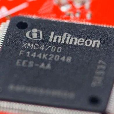 Freude für Schlüsselindustrien! Computerchips von Infineon werden aus der neuen Smart Power Fab in Dresden bereits Anfang Juli vom Band laufen, wie das Münchener Unternehmen jetzt informiert ... (Bild: Infineon)