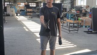 Konstrukteur Wolfgang Zorn überprüft den Vakuumkessel der Membranpresse mit dem Schalltrichter des Leckagesuchgerätes auf Undichtigkeiten. (Bild: ipf electronic)