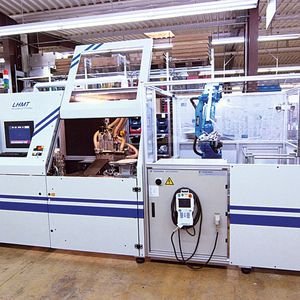 Bild 1: Die Multilayer-Besäummaschine trennt bei Leiterplatten, die aus mehreren Ebenen bestehen, die überstehende Kupferfolie ab und bereitet Ränder und Bohrungen für den nächsten Arbeitsschritt vor.