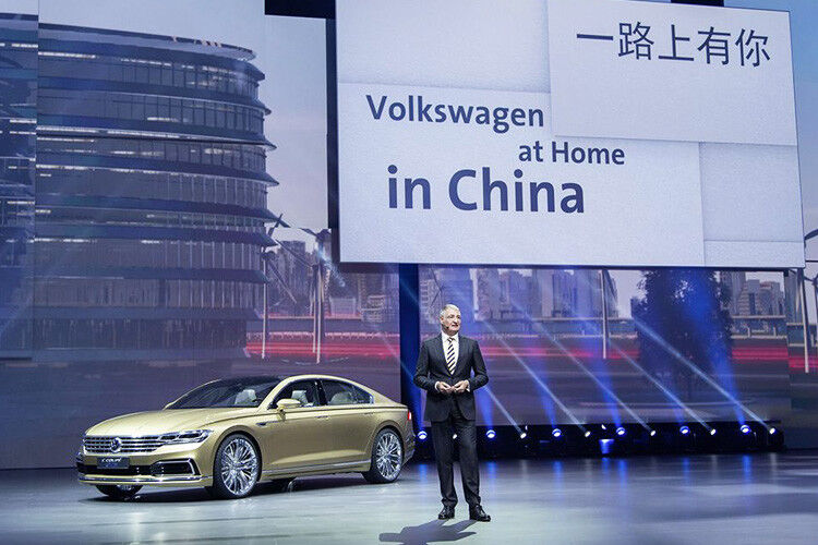 Dr. Heinz-Jakob Neußer, Mitglied des Markenvorstands Volkswagen, präsentierte in Shanghai die seriennahe Studie VW C-Coupé GTE. (Foto: Volkswagen)