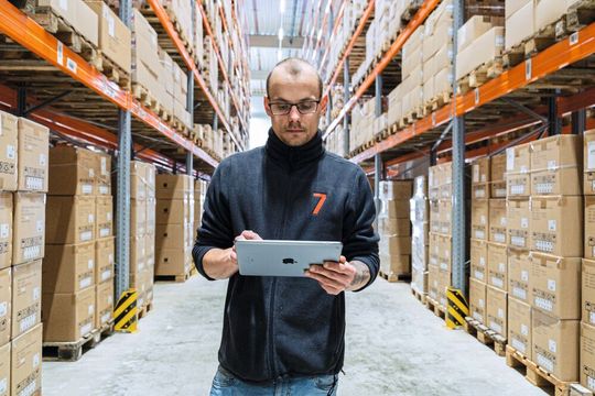 Um den Anforderungen der verschiedenen Branchen und Kunden Rechnung zu tragen, sind die Logistikcenter von Group7 Multiuser-fähig angelegt.(Bild:  Group7)