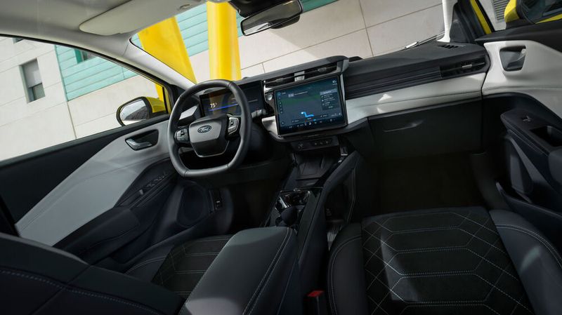 Zeitgemäß modern: das Cockpit des Puma Gen-E mit 12-Zoll-Touchscreen und 12,8-Zoll-Zentralinstrument.  (Bild: Ford)