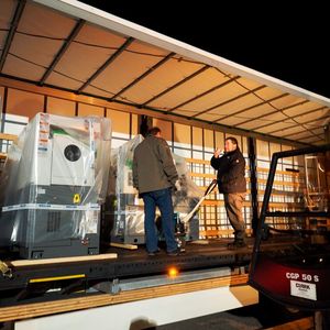 Die Weiler-Maschine für die Berufsschule 2 in Nürnberg-Gostenhof im Lkw – noch ist es finster ...(Bild:  Weiler)