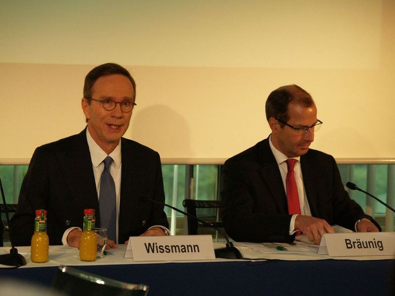 VDA-Präsident Matthias Wissmann und VDA-Geschäftsführer Klaus Bräunig gehen von einem Rückgang der Neuzulassungen in 2009 auf ein durchschnittliches Niveau aus. (Archiv: Vogel Business Media)