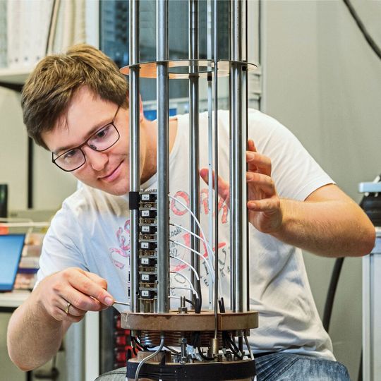 Vorbereitung eines supraleitenden Magnetsystems durch Andreas Wendl für die experimentelle Bestimmung von Quantenphasenübergängen bei ultratiefen Temperaturen. Vorbereitung eines supraleitenden Magnetsystems durch Andreas Wendl für die experimentelle Bestimmung von Quantenphasenübergängen bei ultratiefen Temperaturen.