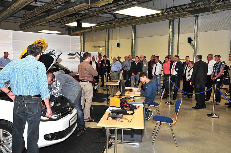 Die Kongressteilnehmer konnten sich an drei Stationen anschauen, worauf es bei der neuen Gesellenprüfung ankommt. (Foto: Schmidt)