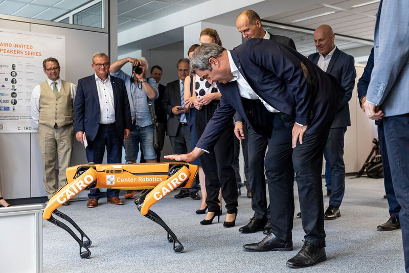 Im Rahmen der Eröffnung konnte sich Bayerns Ministerpräsident Markus Söder auch von der Robotik-Forschung des CAIRO überzeugen. (Bild: Stefan Bausewein)