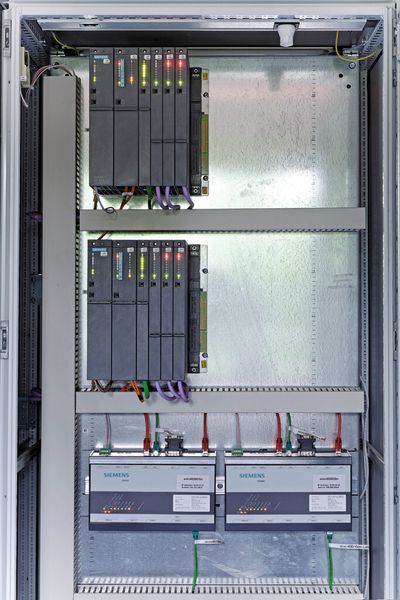 Sowohl die Verbrennungsöfen als auch die Dampfturbine werden über redundante S7-400-Steuerungen von Siemens geregelt. (Bild: Siemens)