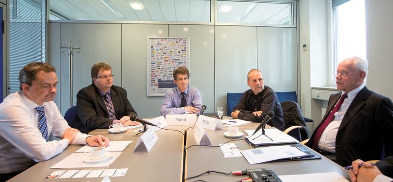 Die Expertenrunde diskutiert in der Redaktion elektrotechnik: Offene Lösungen verschieben die Verantwortung. (Bilder: elektrotechnik/Gollin)