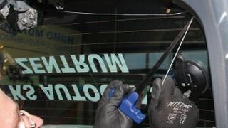 Mit dem richtigen Werkzeug, Material und Know-how wechselt ein Mechaniker eine Scheibe innerhalb einer Stunde. (Foto: Wenz)