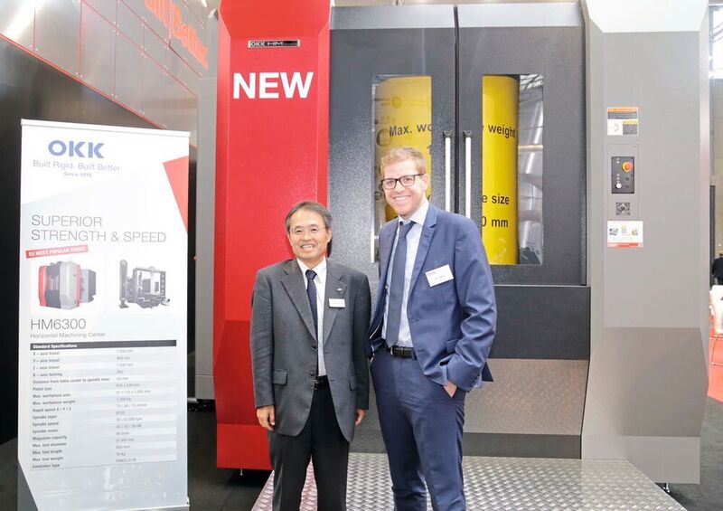 OKK hat auf der EMO 2019 sein neues Horizontal-Bearbeitungszentrum HM6300 vorgestellt. Im Bild Toshiyuki Hagi, Geschäftsführer OKK Europe, und Markus Weber, Geschäftsführer von BWB Werkzeugmaschinen, dem OKK-Handelspartner in der Schweiz. (Anne Richter, SMM)