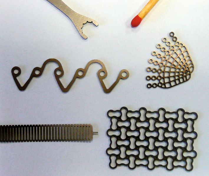 Da keine Nachbearbeitung an den Teilen mehr erforderlich ist, ist das Wasserstrahlschneiden insbesondere für die Medizinbranche von großem Interesse.  (Bild: Daetwyler/Microwaterjet)