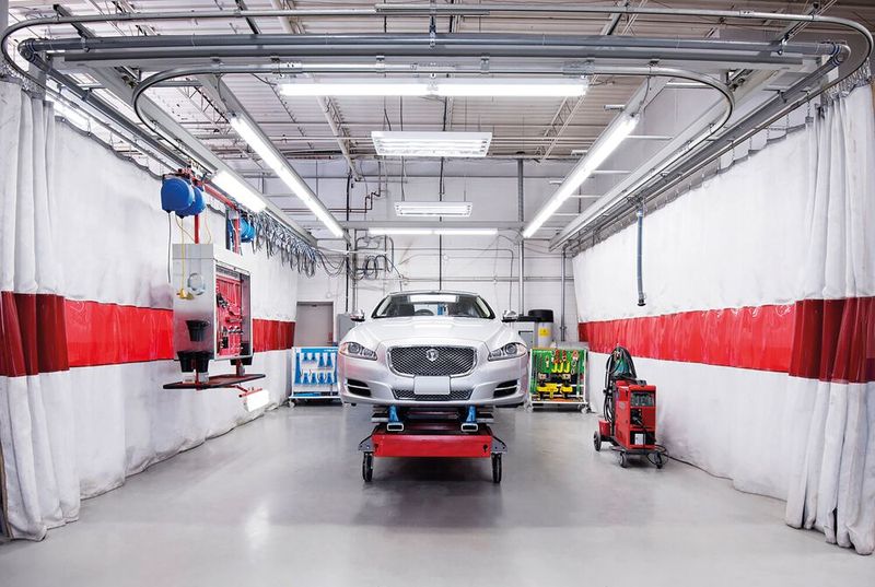 Die Sehon innovative Lackieranlagen GmbH hatte Cameleon Systems im Rennen – ein Produkt- und Sicherheitsprogramm, das es Werkstätten ermöglicht, Elektrofahrzeuge und moderne Fahrzeugkarosserien aus Stahl, Aluminium, Carbon und Mischbauweisen gesetzeskonform, gefahrlos und sicher zu reparieren. Es sorgt dafür, dass die bei der Bearbeitung solcher Fahrzeuge entstehenden Risiken wie mögliche Explosionen, giftige Dämpfe, Rauch und toxische Verbindungen ausgeschaltet, überwacht und dokumentiert werden. (Bild: Sehon)