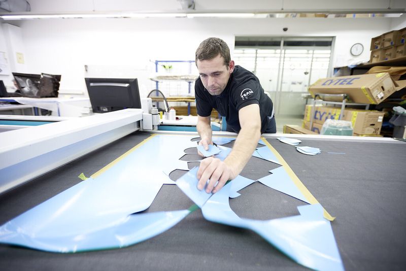 Der Cutter erzeugt die Schablonen für die späteren Teilstücke aus Carbon, die in die entsprechende Form laminiert werden. (Bild: DMG Mori)