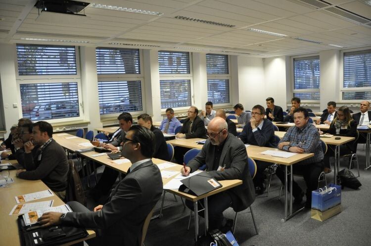 Nach dem kurzweiligen Vortrag von Christoph Peckruhn begann eine rege Diskussion rund um das Thema Onlinefahrzeugverkauf. (Foto: Richter)