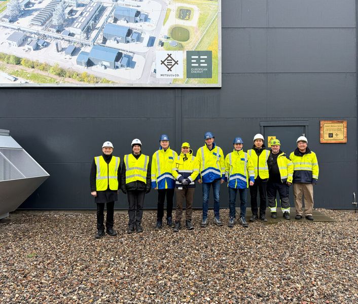 Prof. Martin Gräbner (TU Bergakademie Freiberg), Dr. Peter Seifert (TU Bergakademie Freiberg), Dr. Mario Kuschel (CAC Engineering), Rene Alcaraz Frederiksen (CEO Kassø E-Methanol & Solar Park), Stefan Lorenz (CAC Engineering), Thomas Hornbogen (CAC Engineering), Shingo Takahashi (Mitsui & Co. Deutschland), Henrik Clarson (European Energy), Toshikazu Yamazaki (CCO Solar Park Kassø) vor der E-Methanol-Produktionsanlage in Kassø, Dänemark  (Bild: Jacob Hartwig Larsen)