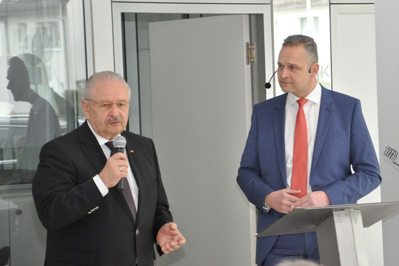 Gemeinsam mit Autoschmitt-Geschäftsführer und ZDK-Präsident Jürgen Karpinski verdeutlichte Seidel, dass der Diesel sicherlich nicht die einzige Emissionsquelle ist. (Grimm / »kfz-betrieb«)