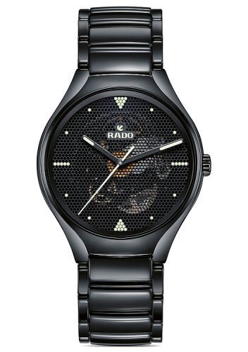 Red Dot Produktdesign 2018: Rado True Phospho – Die Rado True Phospho wird in einer limitierten Stückzahl hergestellt. Einen optisch markanten Akzent setzen die mattschwarze Hightech-Keramik und das Monoblock-Gehäuse. Das schwarze Messingzifferblatt ist perforiert und ermöglicht damit einen Blick auf das darunterliegende Schweizer Automatik-Uhrwerk. Einige der Perforationen sind mit speziellen Super-LumiNova-Pigmenten gefüllt, um Leuchtindexe zu erzeugen. Diese setzen einen interessanten Kontrast und ermöglichen es dem Nutzer, die Zeit auch im Dunkeln abzulesen (www.rado.com). Begründung der Jury: Kreativer Materialeinsatz und minimalistische Gestaltung verschmelzen zu einer aufregenden Armbanduhr, die sich im Alltag als überaus funktional erweist.  (Bild: Red Dot/)