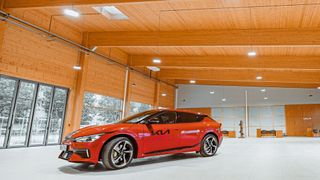 Die Decke und die Wände des Autohauses sind aus Fichte. Der Kia-Showroom ist 600 Quadratmeter groß. (Bild: Autohaus Dorn)