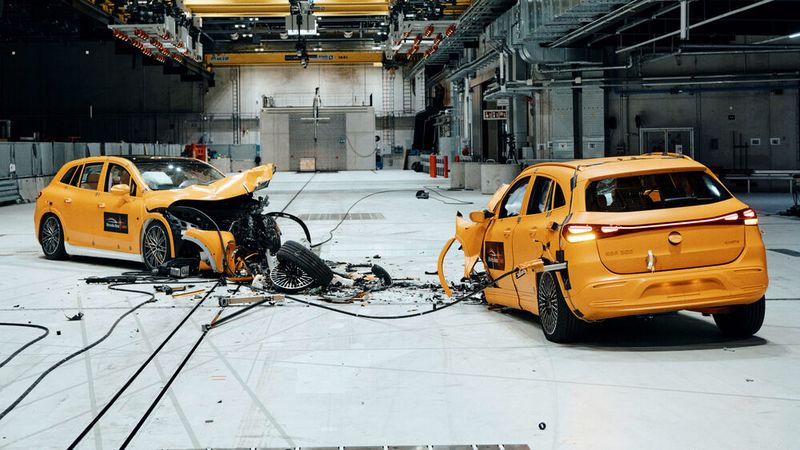 Abgesehen von gewaltigem Blechschaden ist nichts passiert. (Bild: Mercedes-Benz)