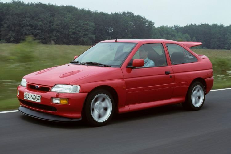 De Escort V RS Cosworth war von Anfang an als Straßenmodell vorgesehen. Zugleich aber konzipierte Ford ihn auf Gruppe-A- und -N-Motorsportfahrzeuge hin. Sein Zwei-Liter-Vierventilmotor leistete serienmäßig 220 PS. (Ford)