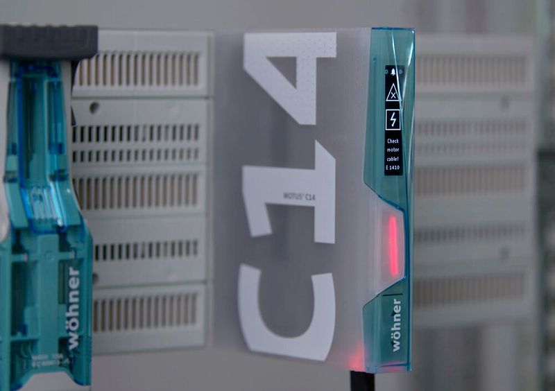 Eine rote Gerätebeleuchtung zeigt eine Störmeldung an und führt zur Abschaltung des Motors (Bild: Wöhner)