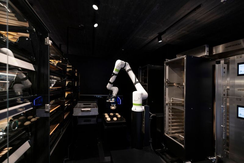 Der Bakisto besteht aus drei miteinander vernetzten Systemen: Einem Cobot von Fanuc, Wanzls smartem Backwarenpräsenter „BakeOff i“ mit künstlicher Intelligenz (KI) und dem netzwerkfähigen Backofen „Dibas blue2“ mit automatischem Be- und Entladesystem Traymotion von Wiesheu.  (Bild: Fanuc Deutschland)