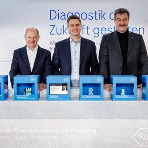 Grundsteinlegung: (v.l.n.r.) Olaf Scholz (Bundeskanzler), Dr. Thomas Schinecker (CEO der Roche-Gruppe), Dr. Markus Söder (Bayerischer Ministerpräsident)(Bild:  Daniel Karmann/ Roche)