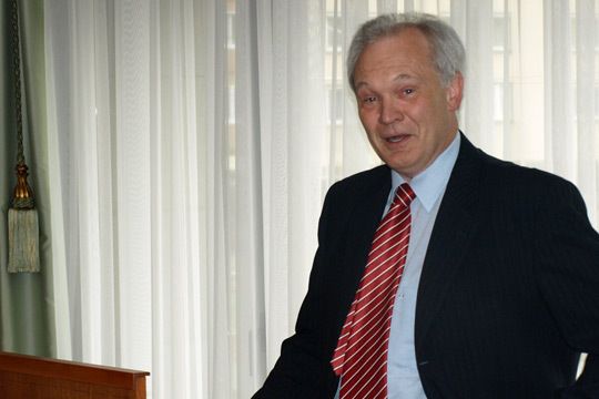 Josef Besting, Geschäftsführer TMD Friction Services GmbH, würdigt die großen Verdienste von Siegfried Kronmüller bei TecDoc und Teccom. (Archiv: Vogel Business Media)