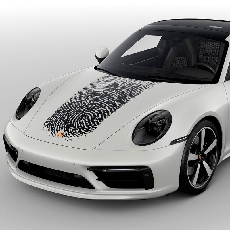 Kunden können ab sofort die Motorhaube ihres neuen 911 mit dem eigenen Fingerabdruck dekorieren.