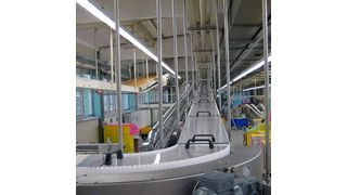 Der Weg der frischgebackenen Kekse führt auf einer rund 50 m langen, komplett eingehausten Förderstrecke vom Ofen zur Beutelpackmaschine. Selbst Krumen dürfen nicht auf den Boden fallen, da sonst die Umgebung kontaminiert werden kann.Bild: Ryll (Archiv: Vogel Business Media)