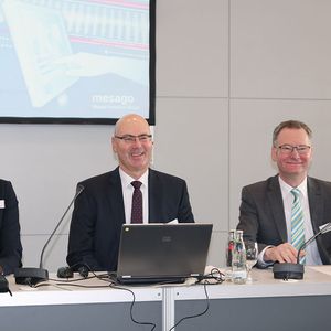 Gutes Wetter draußen, gute Stimmung in den Hallen: Zu Beginn der SPS IPC Drives ist auch die Stimmung bei den Veranstaltern gut (im Bild, v.l.: Sylke Schulz-Metzner und Johann Thoma, beide Mesago, und Roland Bent, Mitglied im Ausstellerbeirat und Geschäftsführer bei Phoenix Contact).