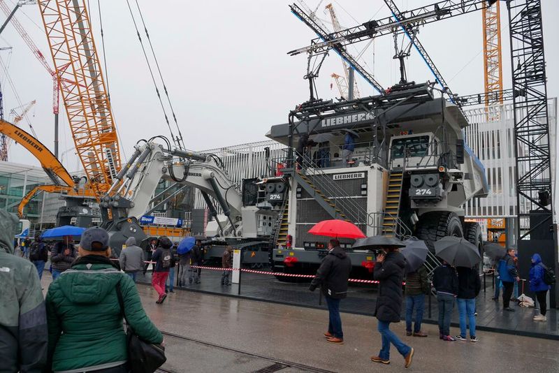 Liebherr zeigte auf der Bauma, dass es immer noch eine Spur größer geht. Der Muldenkipper T 274 ist insgesamt 305 Tonnen schwer und folgt der gleichen Grundkonstruktion wie der T 284. Daneben steht der R 9300 Generation 8 Miningbagger. Er soll den aktuellen R 9250 in der 250-Tonnen-Klasse ersetzen. (Bild: Sandro Kipar/VCG)