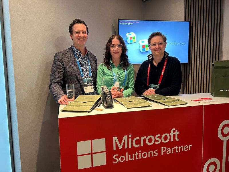 Bei Microsoft konnte man unter anderem Thiemo Laubach (l. Channelpilots), Alina Langbach (Bucs IT) und Thilo Schumacher (ADN) antreffen.  (Bild: Vogel IT-Medien)