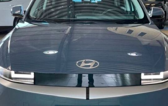 Blick auf die Front des Elektroautos Ioniq 5 von Hyundai. Mit diesen Fahrzeugen will Waymo, bekanntlich Spezialist und Vorreiter in Sachen Robotertaxis, seine Flotte erweitern. Lesen Sie ...(Bild:  Hyundai)