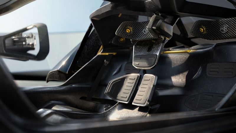 Der nicht verstellbare Fahrersitz ist zentral angeordnet, kleine, aufblasbare Polster dienen der Information und dem Komfort. (Bild: sp-x)