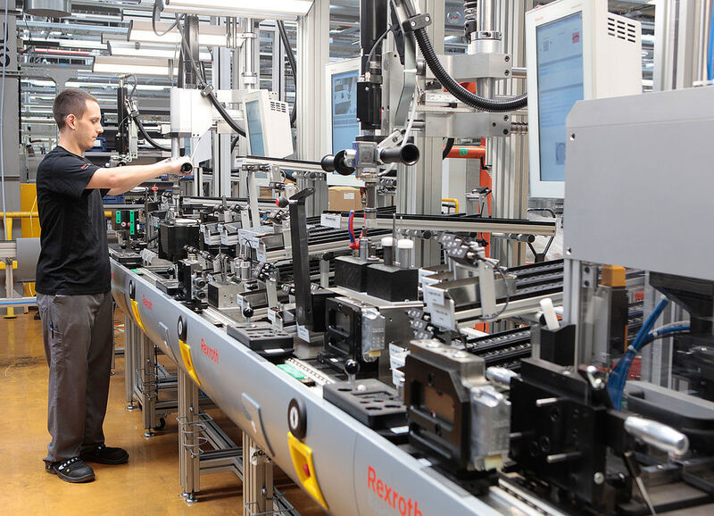 In der Fabrik der Zukunft teilen die Werkstücke der Maschine mit, wie sie bearbeitet werden „wollen“. So können, wie hier in der Multiproduktlinie in Homburg, unter anderem kleine Stückzahlen und individualisierte Produkte effizient gefertigt werden. (Bosch)