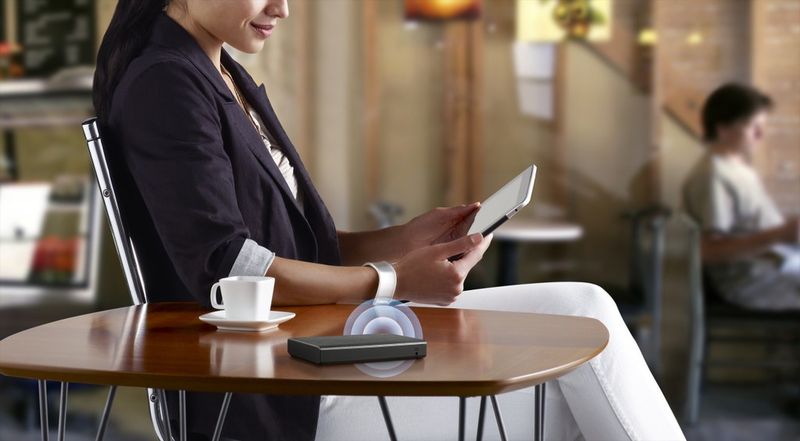Die drahtlose Festplatte Seagate Wireless Plus streamt digitale Inhalte wie zum Beispiel Musik, Fotos oder Videos an bis zu acht unterschiedliche mobile Geräte wie Smartphones und Tablets. (Seagate)