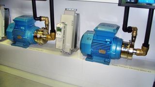 Ein von einem Umrichter gespeister IE4-Motor mit Reluktanzläufer treibt eine Pumpe an. Eingestellt ist ein modifiziertes „direktes Drehmoment Regel-Verfahren“, das auf den geberlosen Reluktanzmotor speziell abgestimmt ist.  Bild: ABB (Archiv: Vogel Business Media)