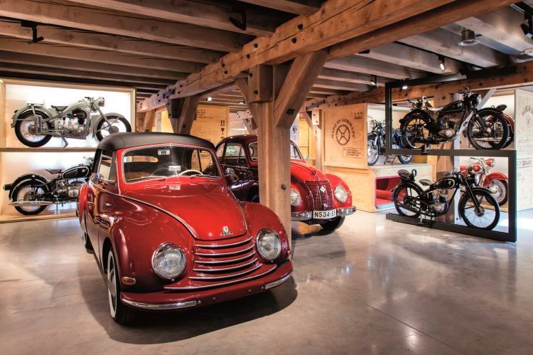 Schwerpunktmäßig in einem alten Kornspeicher stellt das Museum 130 Jahe motorisierte Fortbewegung dar. Die Ausstellung basiert überwiegend auf Exponaten der weltweit größten Sammlung deutscher Motorräder. (PS-Speicher)