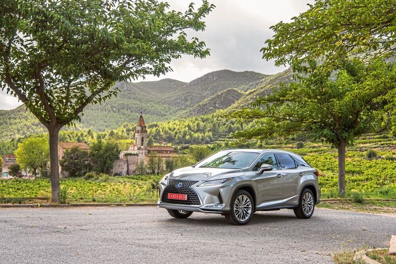 Der Antrieb ist eine Hybrid-Kombination aus 3,5-Liter-V6-Saugbenziner sowie zwei Elektromotoren und stellt eine Systemleistung von 230 kW/313 PS bereit. (Lexus)