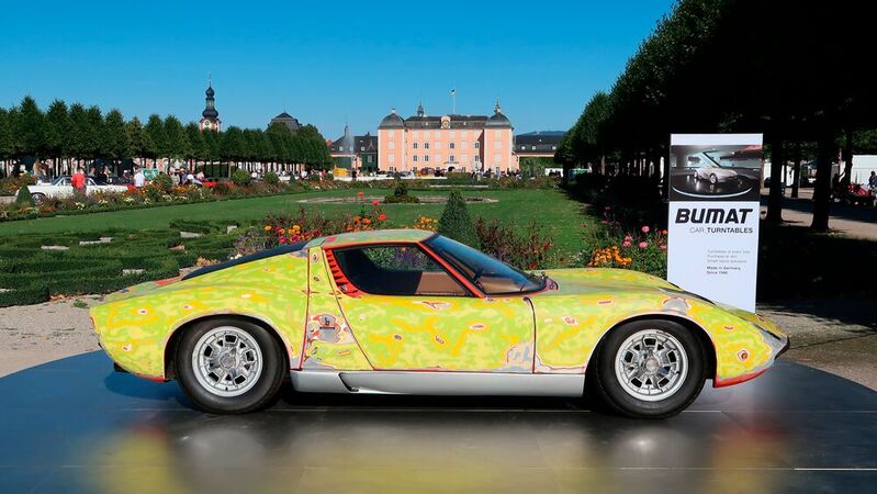 Dieser 1967er Lamborghini Miura war im Lauf seiner Nutzung in zahlreichen Farbtönen lackiert. Statt die Stahlkarosserie gänzlich abschleifen und neu lackieren zu lassen, entschied sich der Besitzer dafür, die Farbhistorie sichtbar zu machen. Ab Werk war der Farbton Rosso Miura (Orangerot) appliziert.