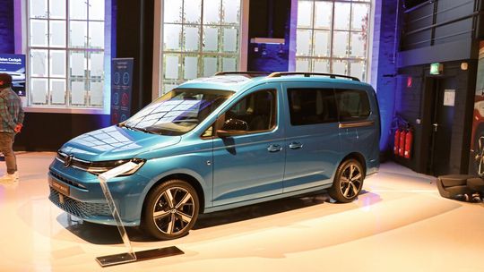 Die Maxi-Version des Caddy Cargo ist 35 Zentimeter länger und kann sieben Personen befördern oder bis zu 3,7 Kubikmeter Ladevolumen aufnehmen. Die Maxi-Version des Caddy Cargo ist 35 Zentimeter länger und kann sieben Personen befördern oder bis zu 3,7 Kubikmeter Ladevolumen aufnehmen.