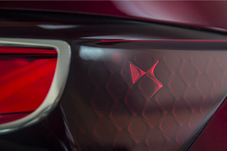 ... Scheinwerfer mit Raubvogel-Blick und eine komplett über die Karosserieflanke laufende scharfe Blechkante. (Foto: Citroën)