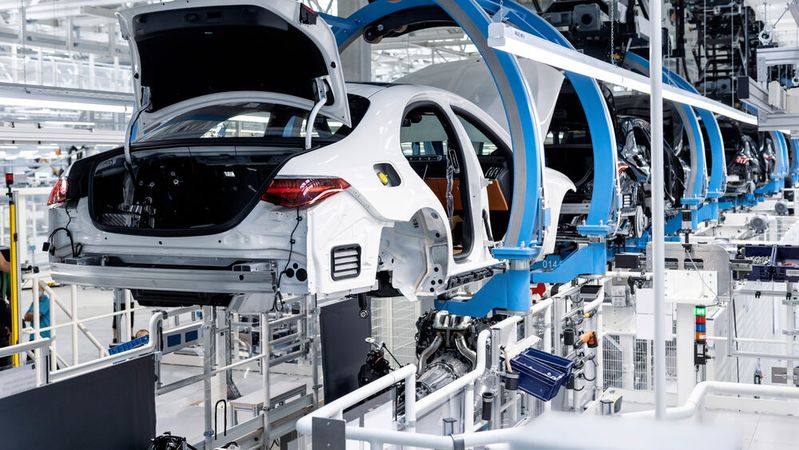 Die Produktionserwartungen der Unternehmen stürzten im Dezember von minus 0,7 auf minus 20,6 Punkte.(Bild:  Daimler)
