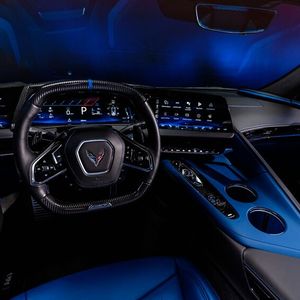 Innen gibt es viel Leder, viel Alcantara sowie endlich eine neu sortierte Bedienung ohne die aufsteigende Schalterleiste auf der Mittelkonsole.(Bild:  Chevrolet)